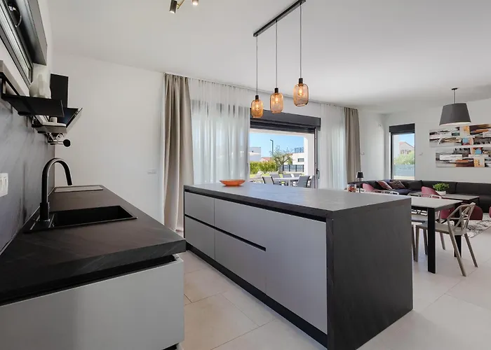 Bb Rapsody 10 With Heated Salt Water Pool Villa *
