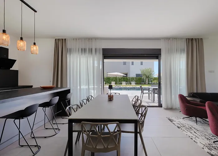 Bb Rapsody 10 With Heated Salt Water Pool Villa