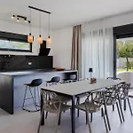 Bb Rapsody 10 With Heated Salt Water Pool וילה