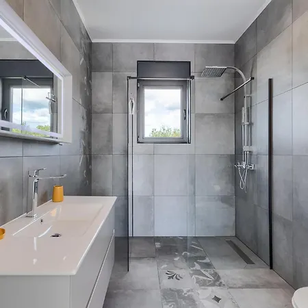 Villa Bb Rapsody 10 With Heated Salt Water Pool *
