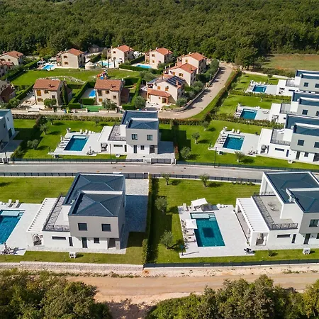 Bb Rapsody 10 With Heated Salt Water Pool וילה Butkovići